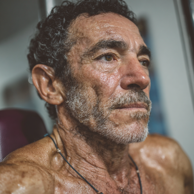 Grupo de adultos mayores sonriendo después del ejercicio